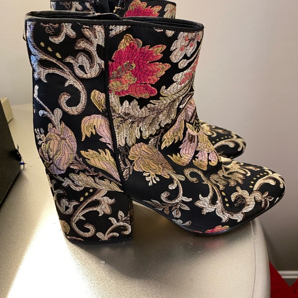 Flows Boots - Picture 4 of 4